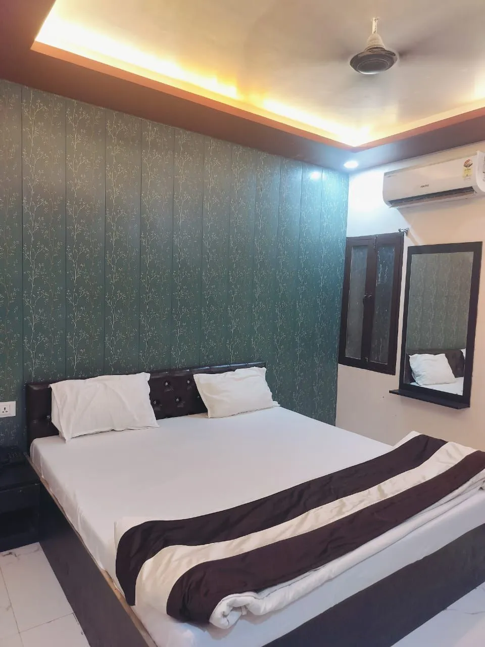 2-Star Hotel Double Bed Hotel Room in Varanasi