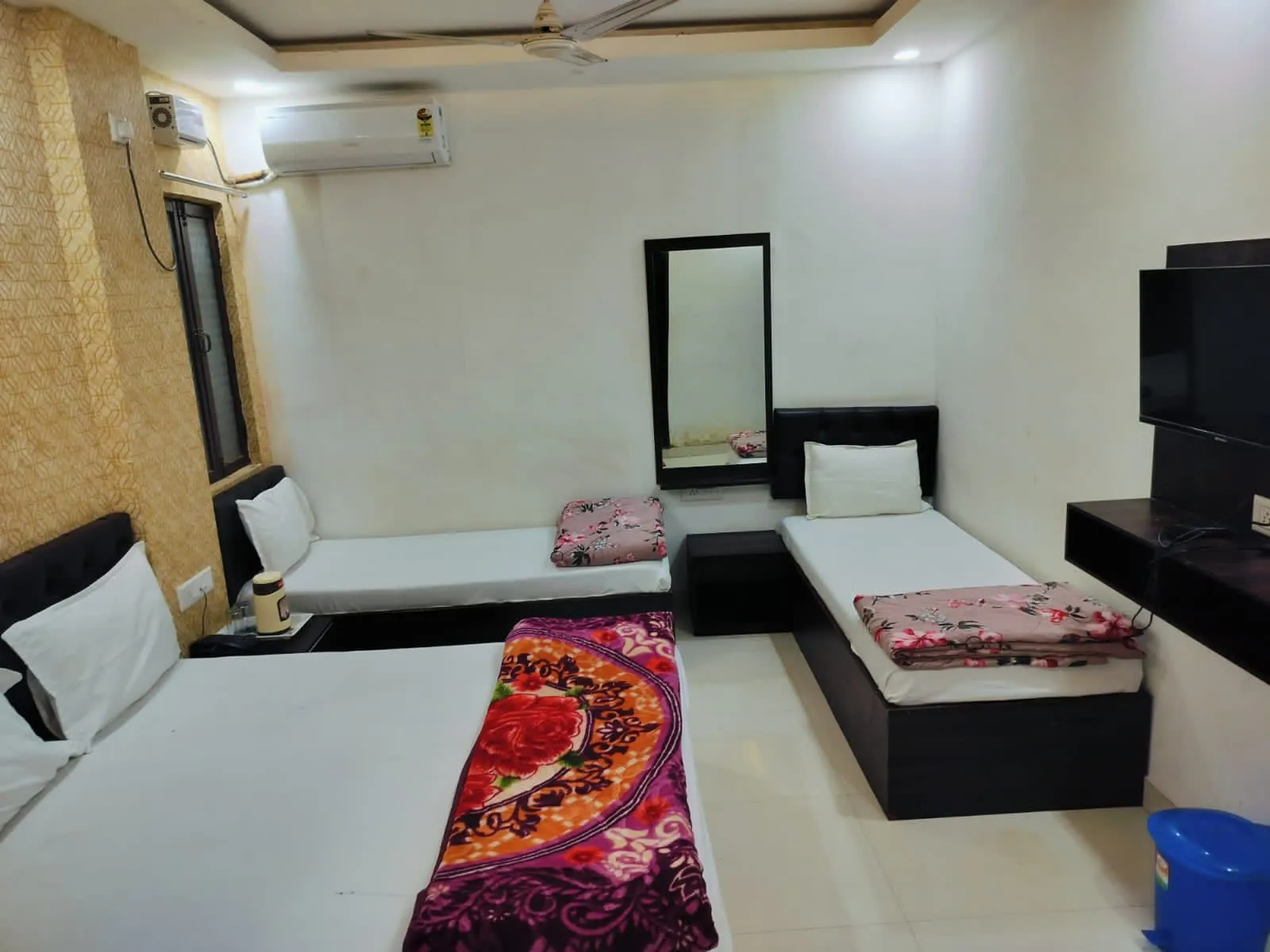 2-Star Hotel Family Bed Hotel Room in Varanasi
