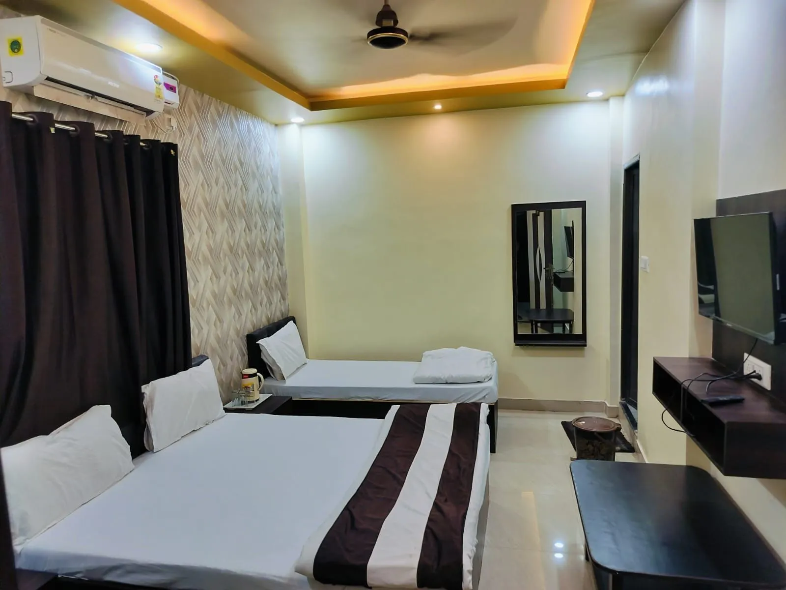 2-Star Hotel Triple Bed Hotel Room in Varanasi