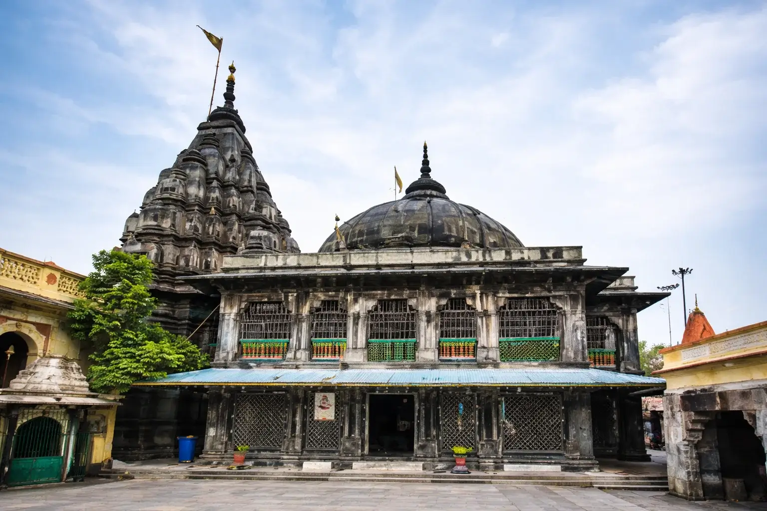 Devotees visiting Vishnupad Temple near the Falgu River in Gaya